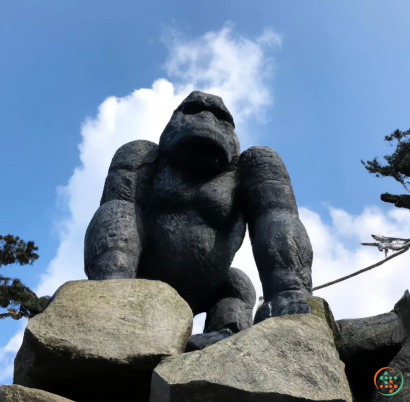 A statue of a gorilla